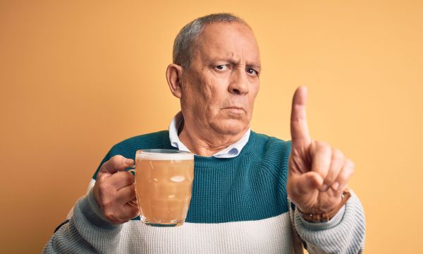 Νευρολόγος: “Συνιστώ στους ασθενείς μου να κόψουν το αλκοόλ μετά τα 65”