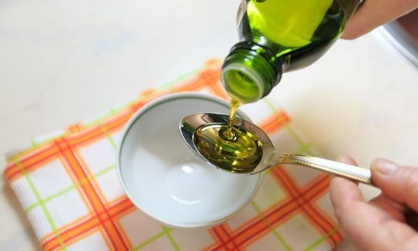 Οφέλη του να πίνετε ελαιόλαδο με το κουτάλι: Τι έχει αποδειχτεί και τι όχι