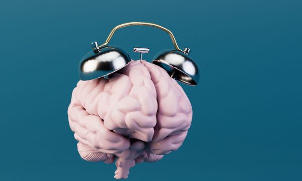 Γιατί το να κοιμάστε και να ξυπνάτε την ίδια ώρα βελτιώνει την ευεξία σας