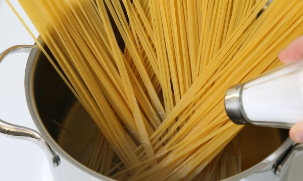 Πότε αλατίζετε το νερό για τα ζυμαρικά; Τι παθαίνει το ιωδιούχο αλάτι που βάζουμε όλοι