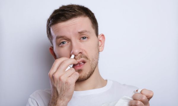 Μόνιμα βουλωμένη μύτη: Αιτίες και λύσεις για τη χρόνια συμφόρηση των ιγμορείων