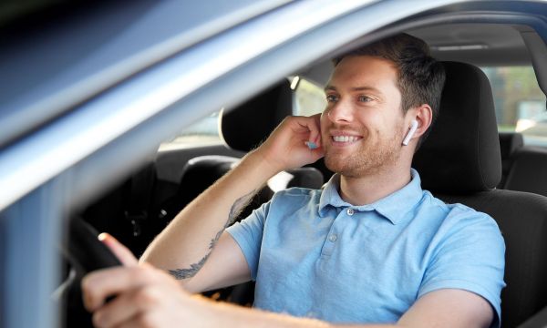 Πώς η ομιλία κατά την οδήγηση καθυστερεί τις κινήσεις των ματιών και προκαλεί ατυχήματα