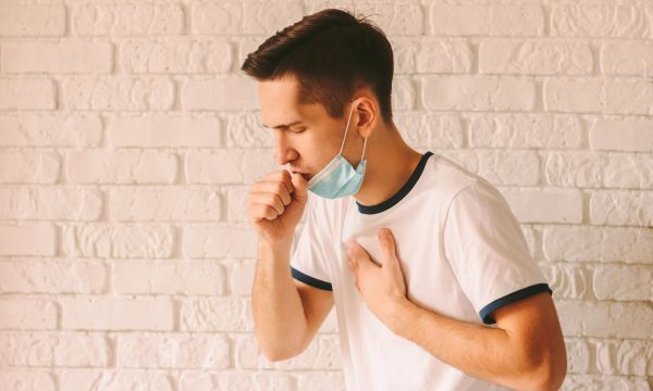 Γιατί η COVID-19 μπορεί να εξελιχθεί σε πνευμονία - Καίριο να αναγνωρίσετε τα συμπτώματα