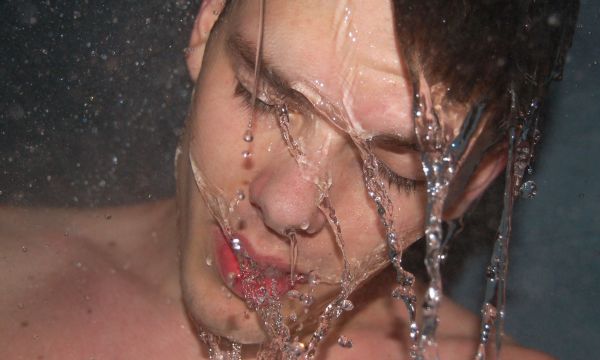 Η παράξενη τάση για ντους στο σκοτάδι ίσως καταπολεμάει φυσικά την αϋπνία