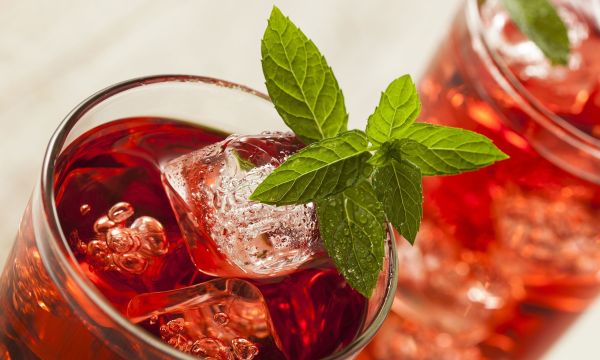 Τα 7 οφέλη υγείας του νερού ιβίσκου που ίσως σας καταπλήξουν