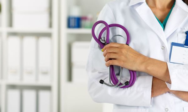 Οι εφημερίες του 2026 σε νοσοκομεία, ΠΦΥ, ΕΚΑΒ: Πώς κατανέμονται τα 302 εκατ. ευρώ