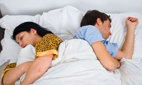 Ποιες στάσεις ύπνου επηρεάζουν την υγεία της καρδιάς, τον μεταβολισμό και τη συνολική ευεξία