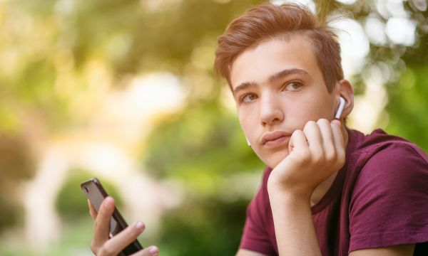 Ο υπερβολικός χρόνος μοναξιάς έχει δραματική επίδραση στον εφηβικό εγκέφαλο