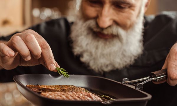 Θέλετε να φτάσετε τα 100; ΜΗΝ γίνετε χορτοφάγοι: Τι αποκάλυψε νέα μελέτη