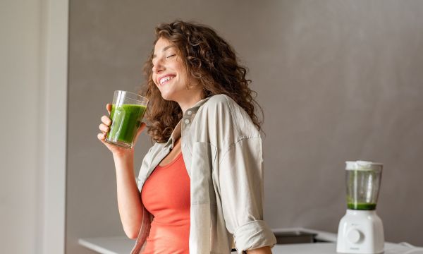 Τι συμβαίνει στο σώμα σας όταν πίνετε πράσινο χυμό κάθε πρωί