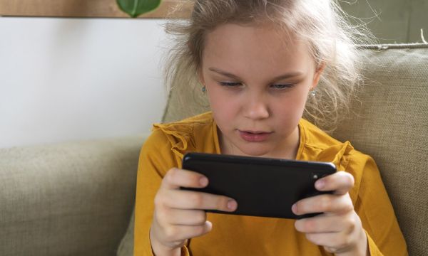 Αυξάνει τον κίνδυνο ΔΕΠΥ ο υπερβολικός χρόνος του παιδιού σε οθόνες;