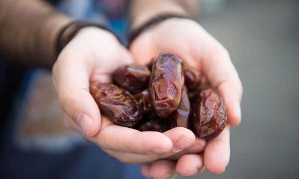 Η βέλτιστη ώρα να φάτε χουρμάδες για ενέργεια και πέψη