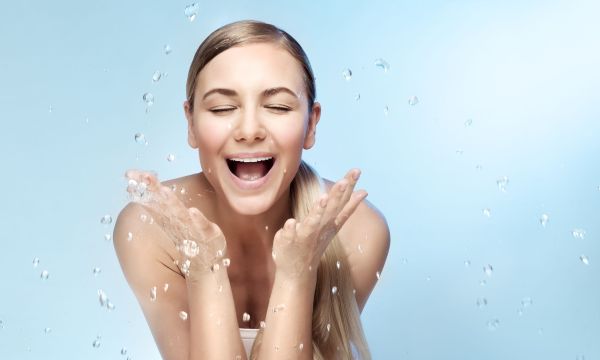 Τι μπορεί να κάνει για το δέρμα μια εβδομάδα περιποίησης προσώπου με παγωμένο νερό