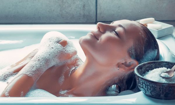Μπάνιο με άλατα Epsom: Πώς να κάνετε ένα - Τι συμβαίνει στην πραγματικότητα