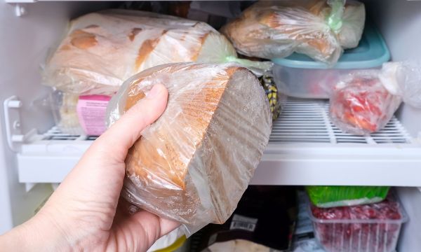 Αν αποθηκεύετε το ψωμί στην κατάψυξη, κερδίζετε απροσδόκητα οφέλη υγείας