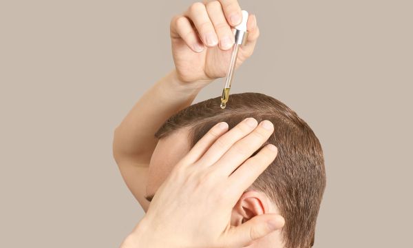 Έλαιο δεντρολίβανου για τα μαλλιά: Τι δείχνει η επιστήμη — Πώς χρησιμοποιείται