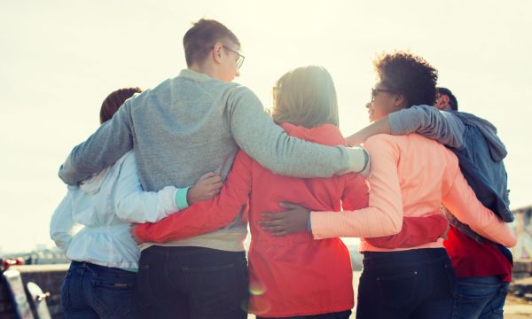 Παγκόσμια Ημέρα Αγκαλιάς: Τι συμβαίνει στον εγκέφαλο και στο σώμα όταν αγκαλιαζόμαστε