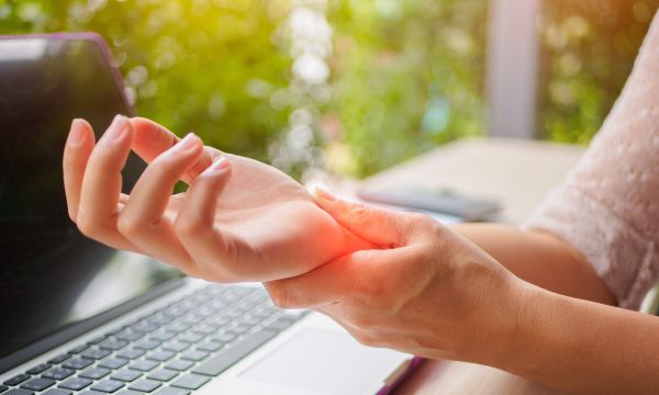 Σύνδρομο καρπιαίου σωλήνα: Ποιες ασκήσεις πρέπει να αποφεύγονται ανάλογα με τη σοβαρότητα