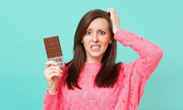 Τι σημαίνει όταν η σοκολάτα ασπρίζει στην επιφάνεια; Δεν είναι μούχλα