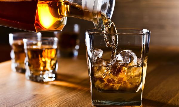 Ο ακριβής αριθμός αλκοολούχων ποτών που διπλασιάζει τον κίνδυνο καρκίνου παχέος εντέρου