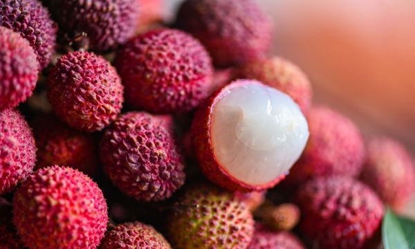 Το τροπικό ροζ φρουτάκι με περισσότερη βιταμίνη C από το 90% των τροφών