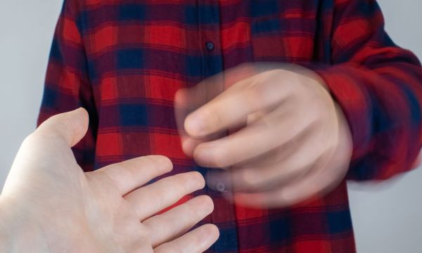 Γιατί τρέμουν τα χέρια μου; Οι 8 πιο πιθανές αιτίες νέου ή ξαφνικού τρόμου χεριών