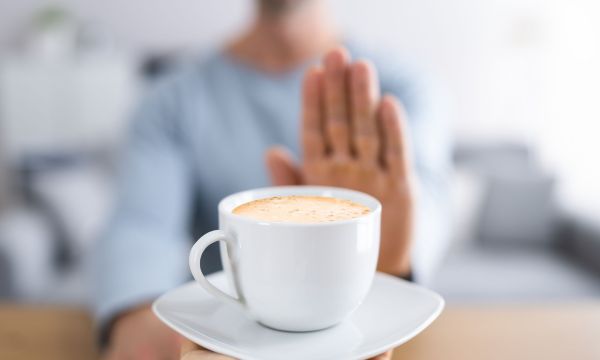 Γιατί μοιάζει σαν όλα τα φαγητά να σας προκαλούν καούρα