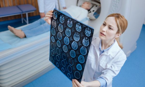 Καρκίνος: Η επιστήμη τρέχει, ο προσυμπτωματικός έλεγχος μένει πίσω