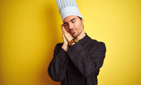 Μεταγευματική υπνηλία: Πώς δεν θα σας πιάνει νύστα μετά το φαγητό