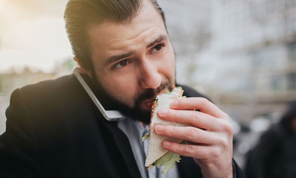 8 καθημερινές συνήθειες που αυξάνουν κρυφά το σάκχαρο αίματος