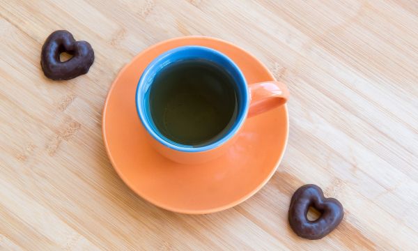 Μαύρη σοκολάτα ή πράσινο τσάι; Ποιο έχει περισσότερα αντιοξειδωτικά και ενισχύει τη διάθεση;