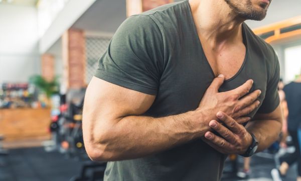 Πόνος στο στήθος μετά από άσκηση: Είναι λόγος ανησυχίας;