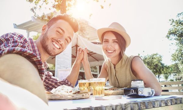 Πώς μια βόλτα μετά το γεύμα αλλάζει τον τρόπο που εγκέφαλος και σώμα αντιδρούν στο φαγητό