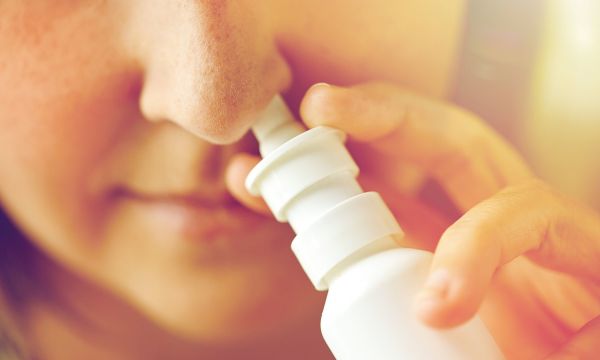 Ένα και μόνο ρινικό σπρέι ίσως μας προστατεύει από κάθε βήχα, κρυολόγημα και γρίπη – Έρευνα