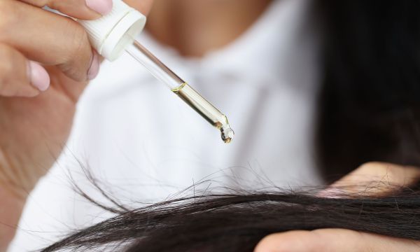 Δύο φυτικά εκχυλίσματα κάνουν τα μαλλιά 29% πιο λαμπερά - Τι αποκάλυψε εργαστηριακή έρευνα