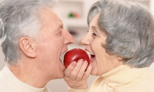 4 δίαιτες που μπορεί να παρατείνουν το προσδόκιμο ζωής ακόμα και αν έχετε «κακά» γονίδια