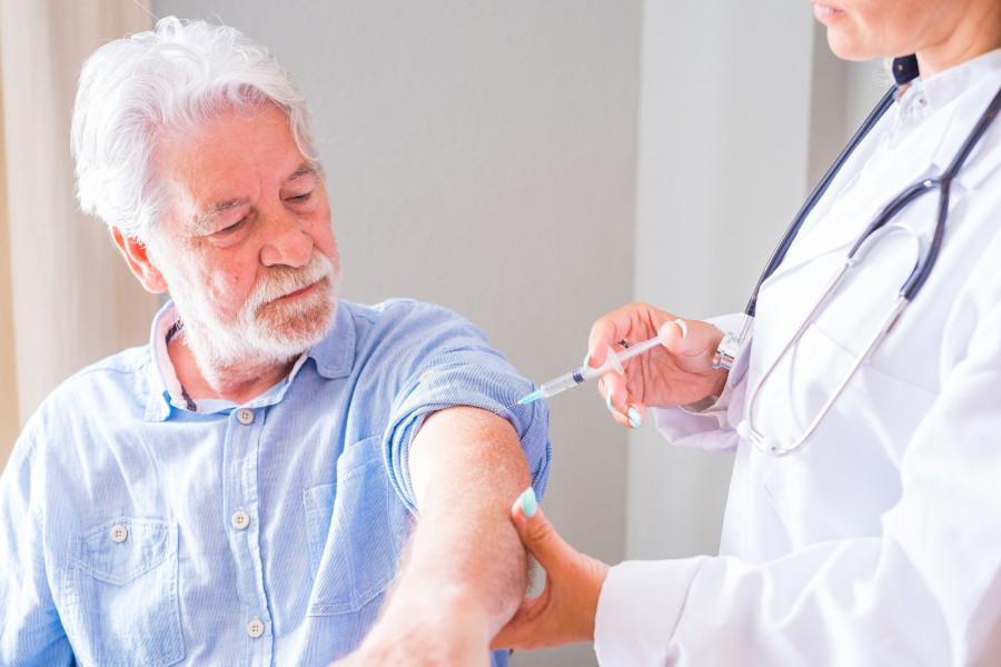 Injection-Syringe-doctor-patient-vaccine-vaccination