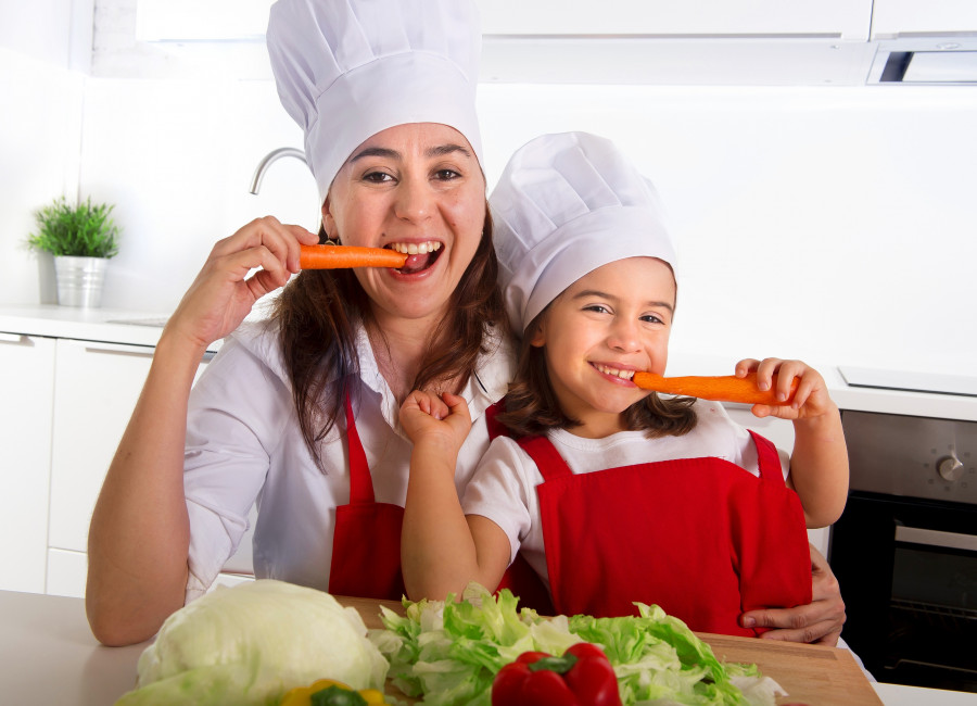 Mother-Daughter-Cook-Carrots