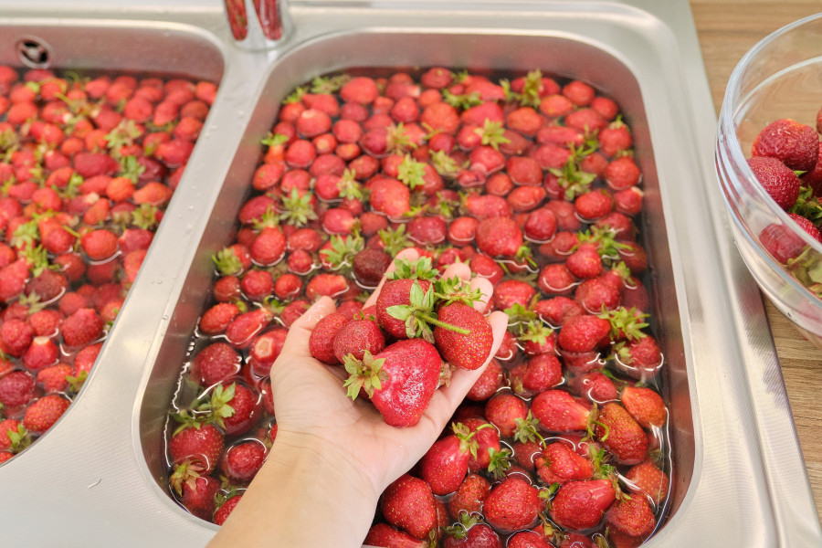 Washing strawberries In Water In Wash Basin