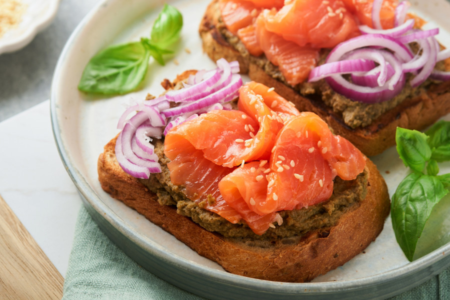 Sandwiches With Salted Salmon, Avocado Guacamole, Red Onions And basil