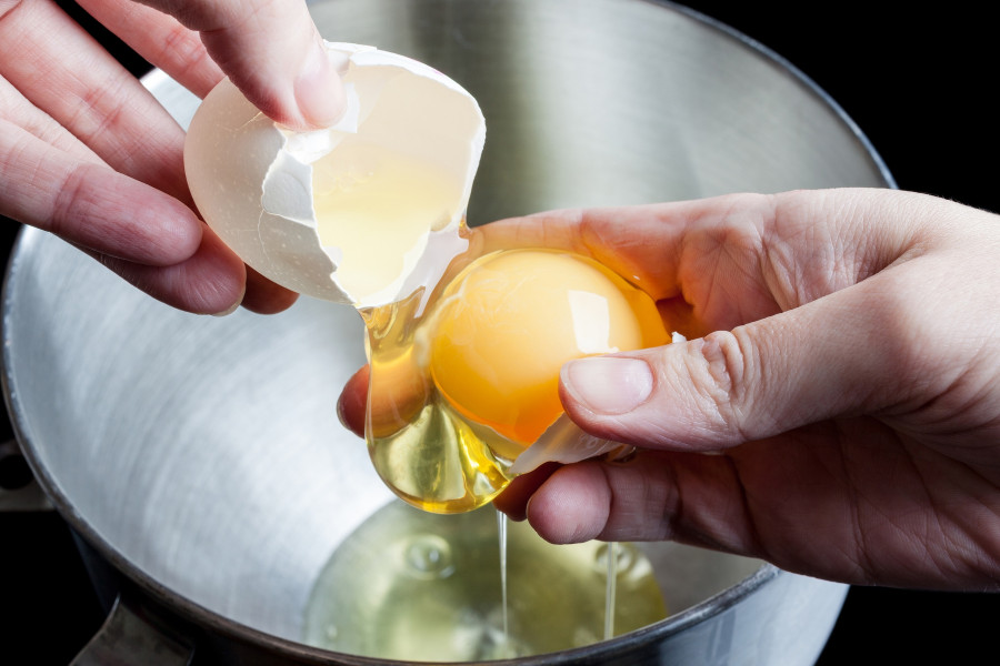Separating yolk and white of the egg