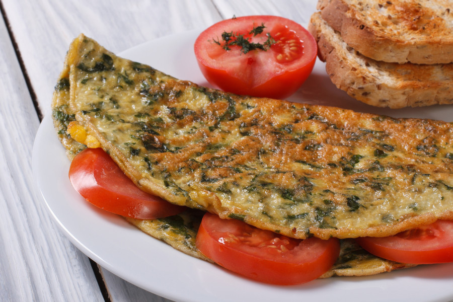 omelet with spinach and tomatoes breakfast