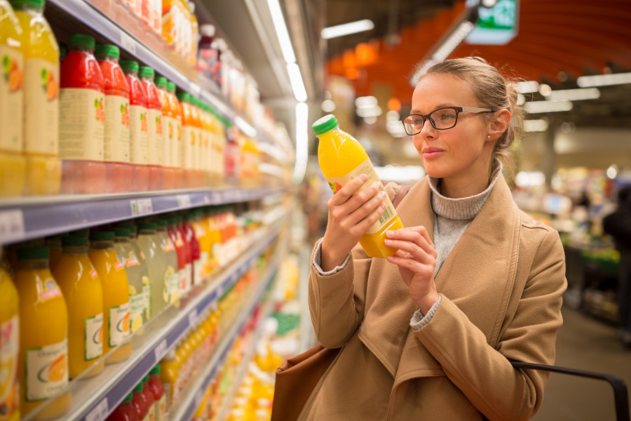 woman shopping fruit juice/smoothie