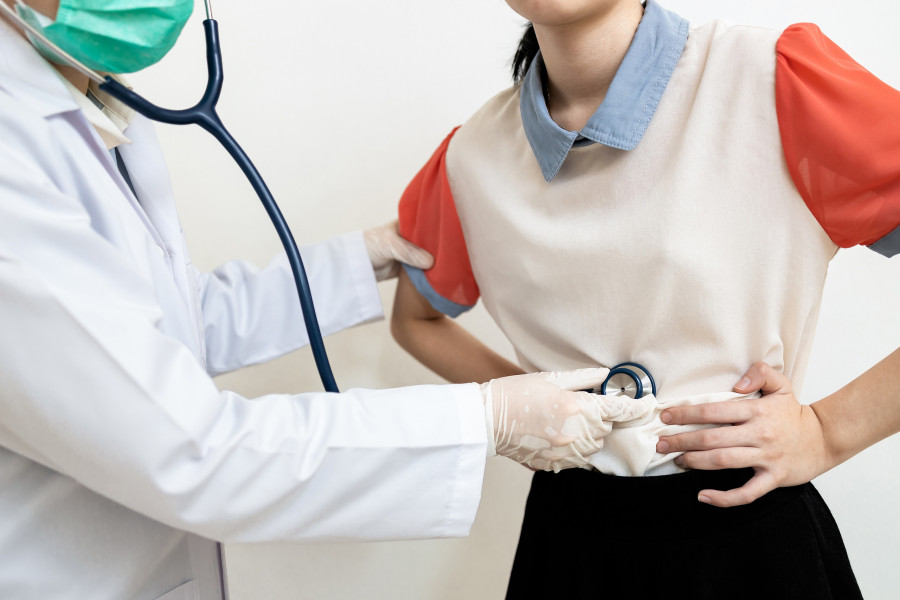 doctor using a stethoscope,listen to the sound of bowel movement