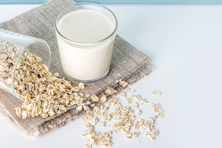Oat Vegetable Milk And Scattered Oat Flakes