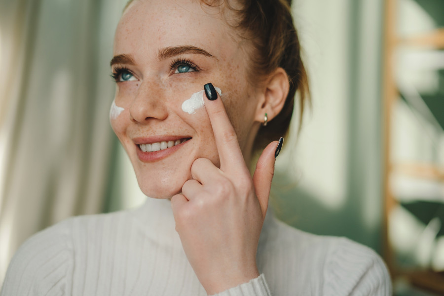 Moisturizing creme. Skin care treatment